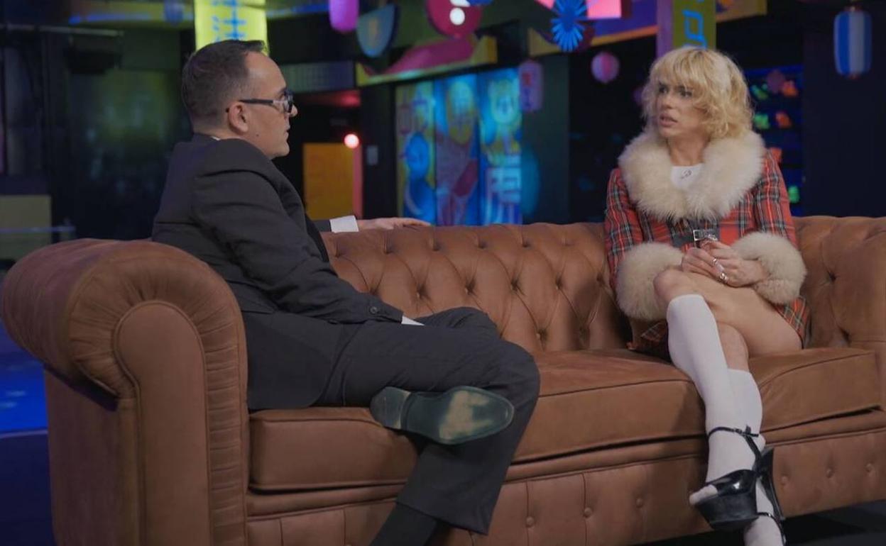 Samantha Hudson conversa con Risto Mejide en 'Viajando Chester'.