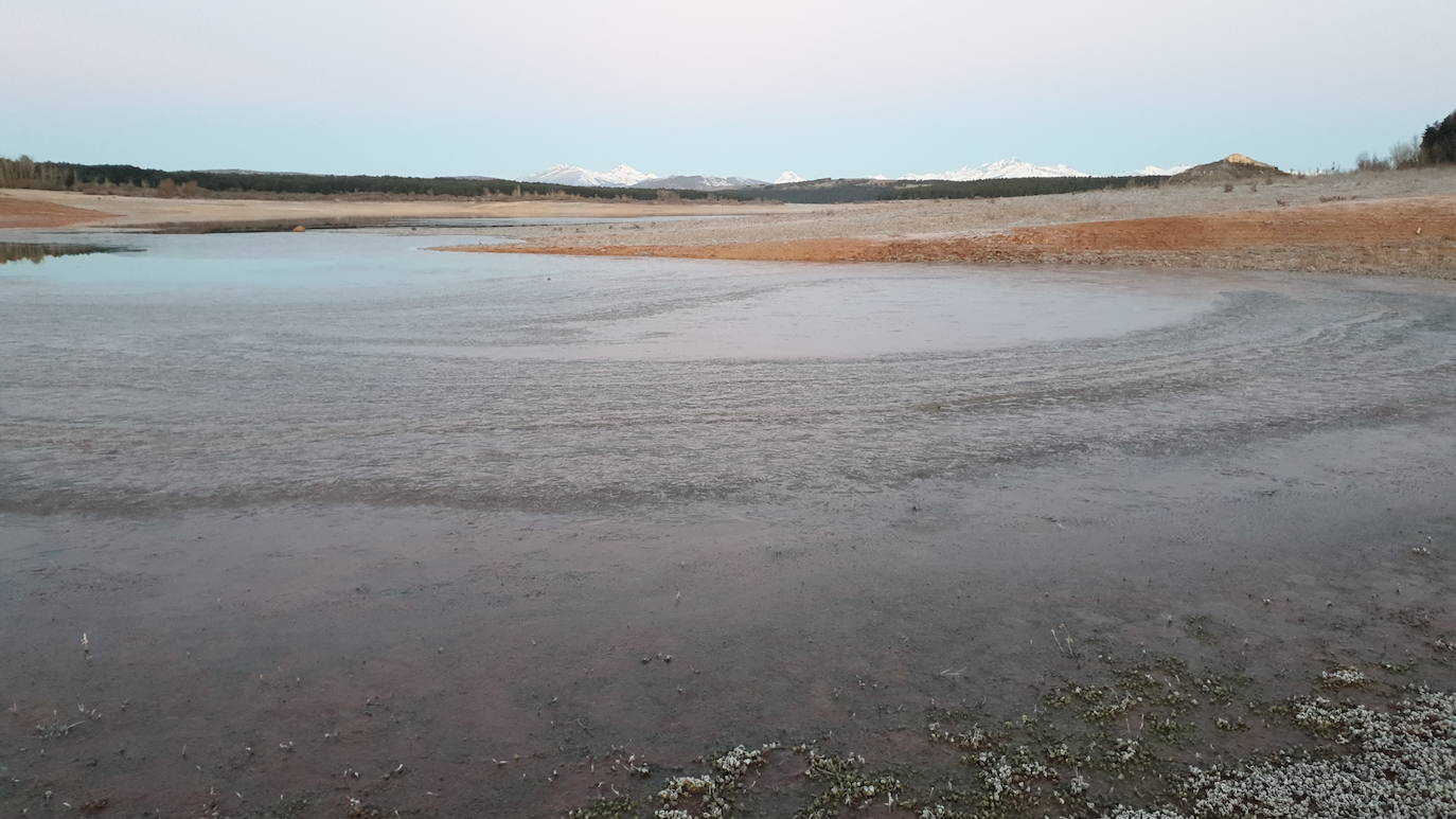 Fotos: El pantano de Aguilar, helado este viernes 10 de febrero