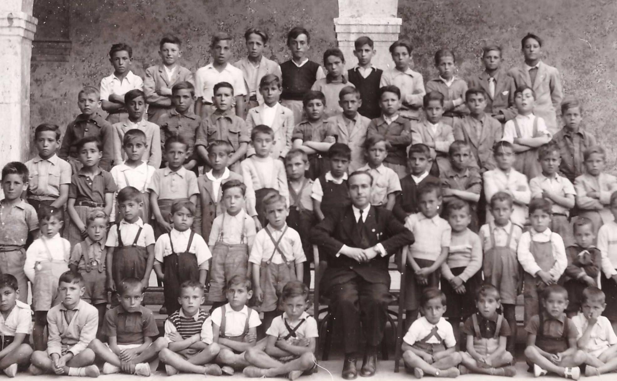 Teófilo Villamañán con sus alumnos del Colegio Cristóbal Colón de Pajarillos. 