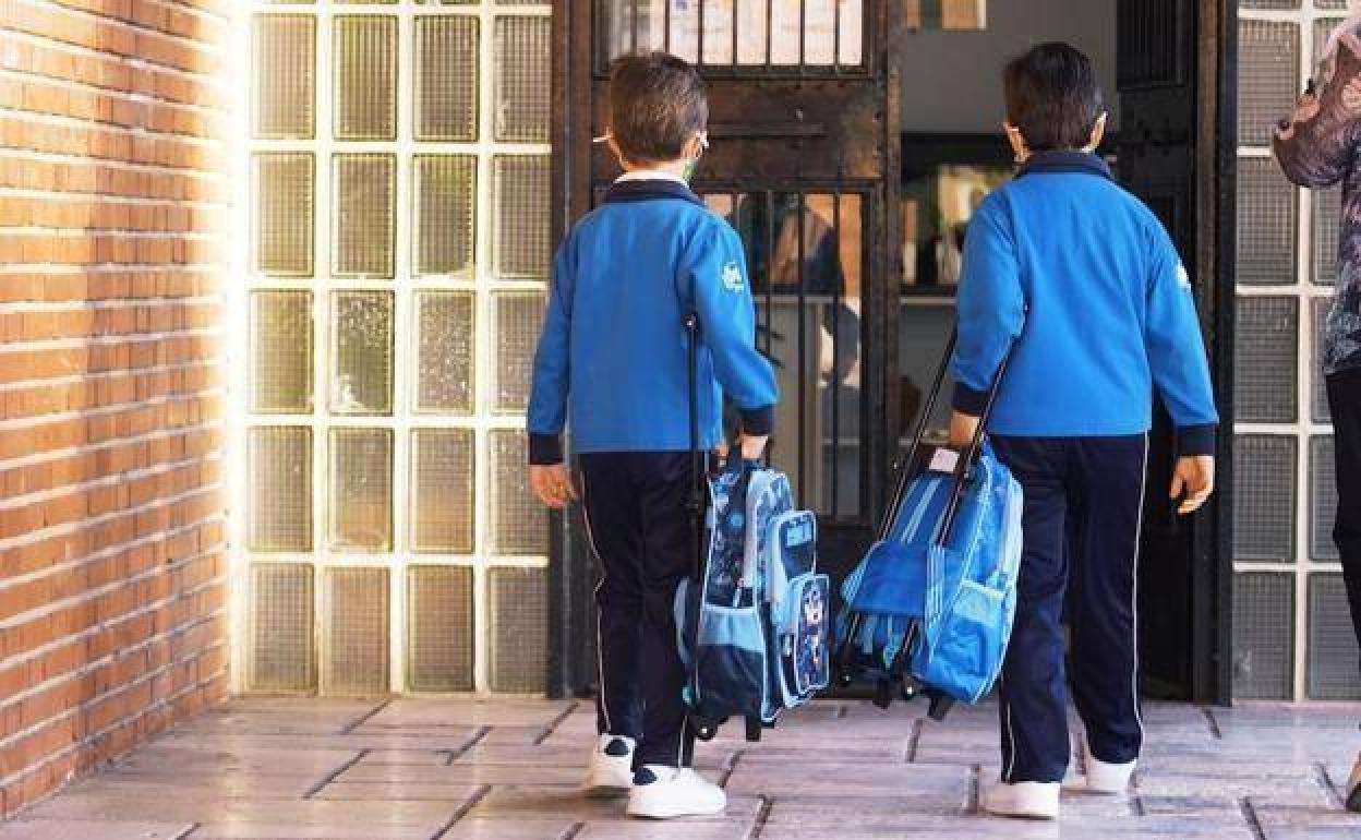 Alumnos entrando en un colegio.