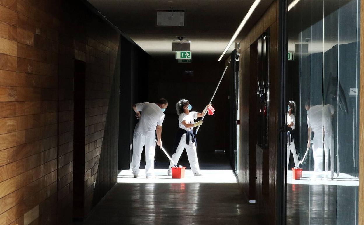 Personal de limpieza trabaja en el edificio del campus univesitario María Zambrano de Segovia. 