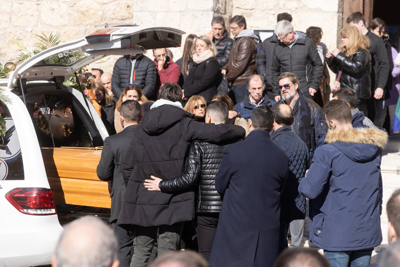 Fotos: Íscar se despide de Estela Domínguez en la misa funeral