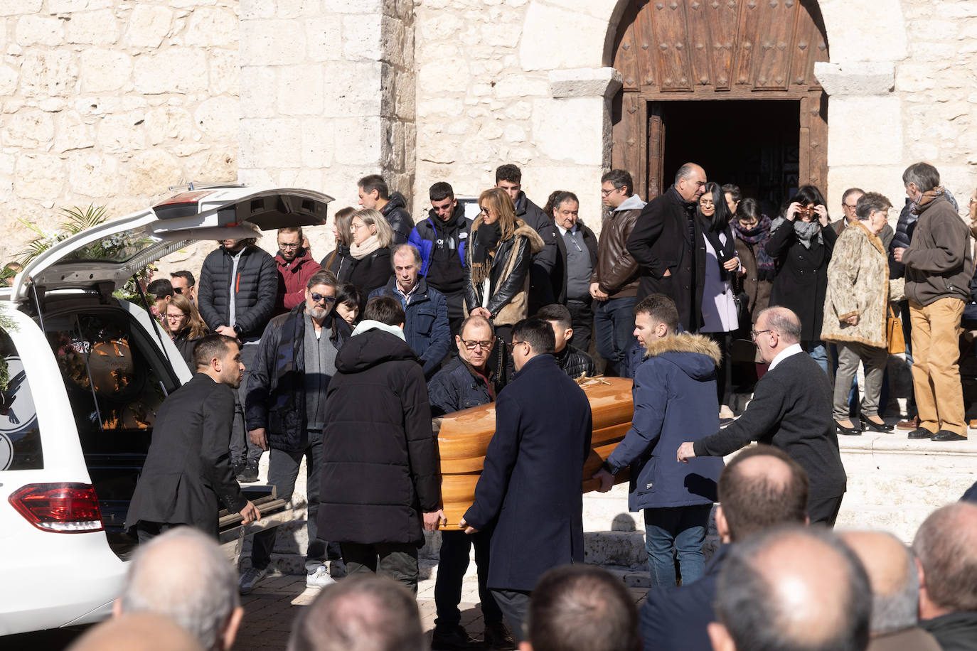 Fotos: Íscar se despide de Estela Domínguez en la misa funeral