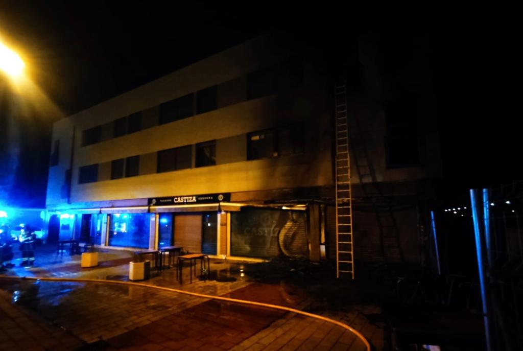 Fotos: El resultado de las llamas en el bar que se ha incendiado en un barrio de Valladolid