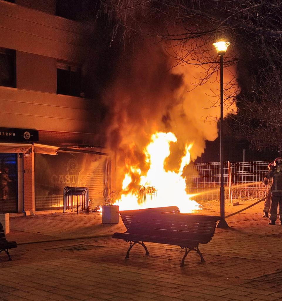 Fotos: El resultado de las llamas en el bar que se ha incendiado en un barrio de Valladolid