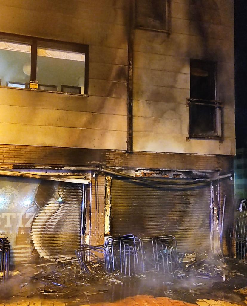 Fotos: El resultado de las llamas en el bar que se ha incendiado en un barrio de Valladolid