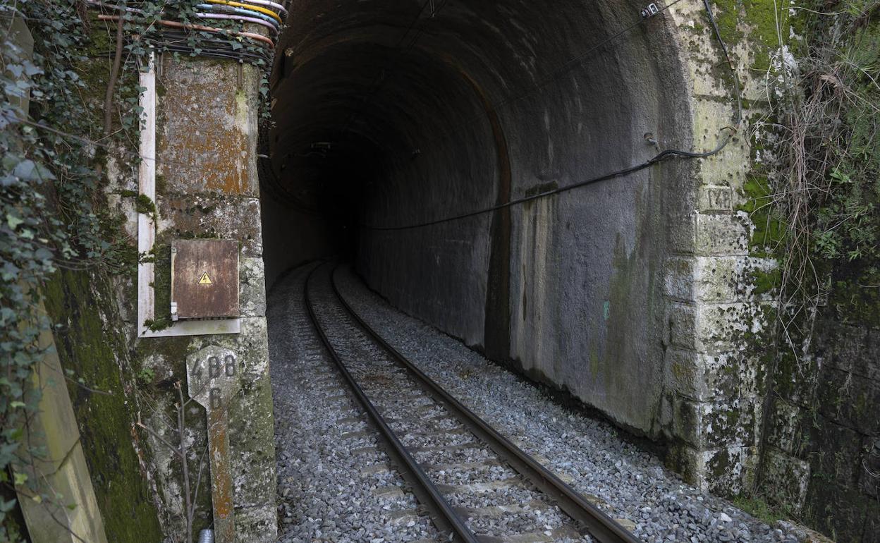 Túnel junto a la estación de la localidad cántabra de Virgen de la Peña. 