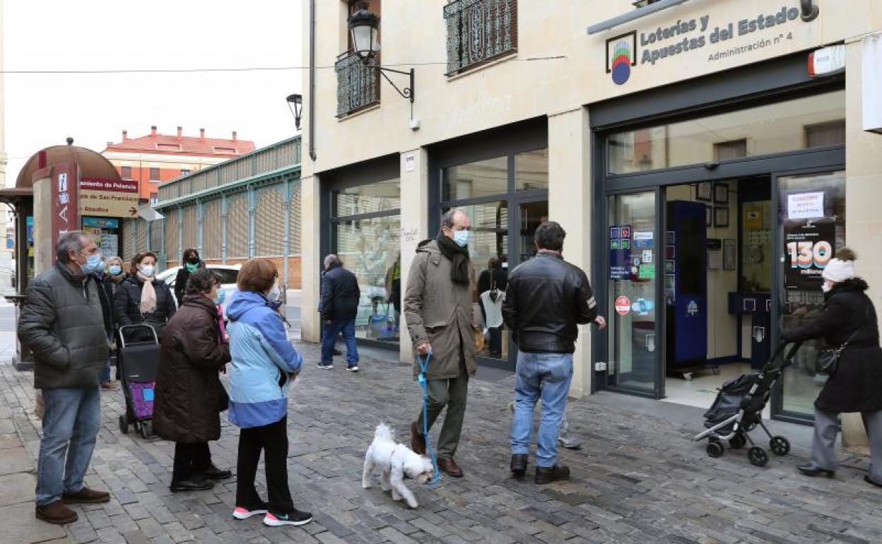 Colas en la administración número 4, en una imagen de archivo. 
