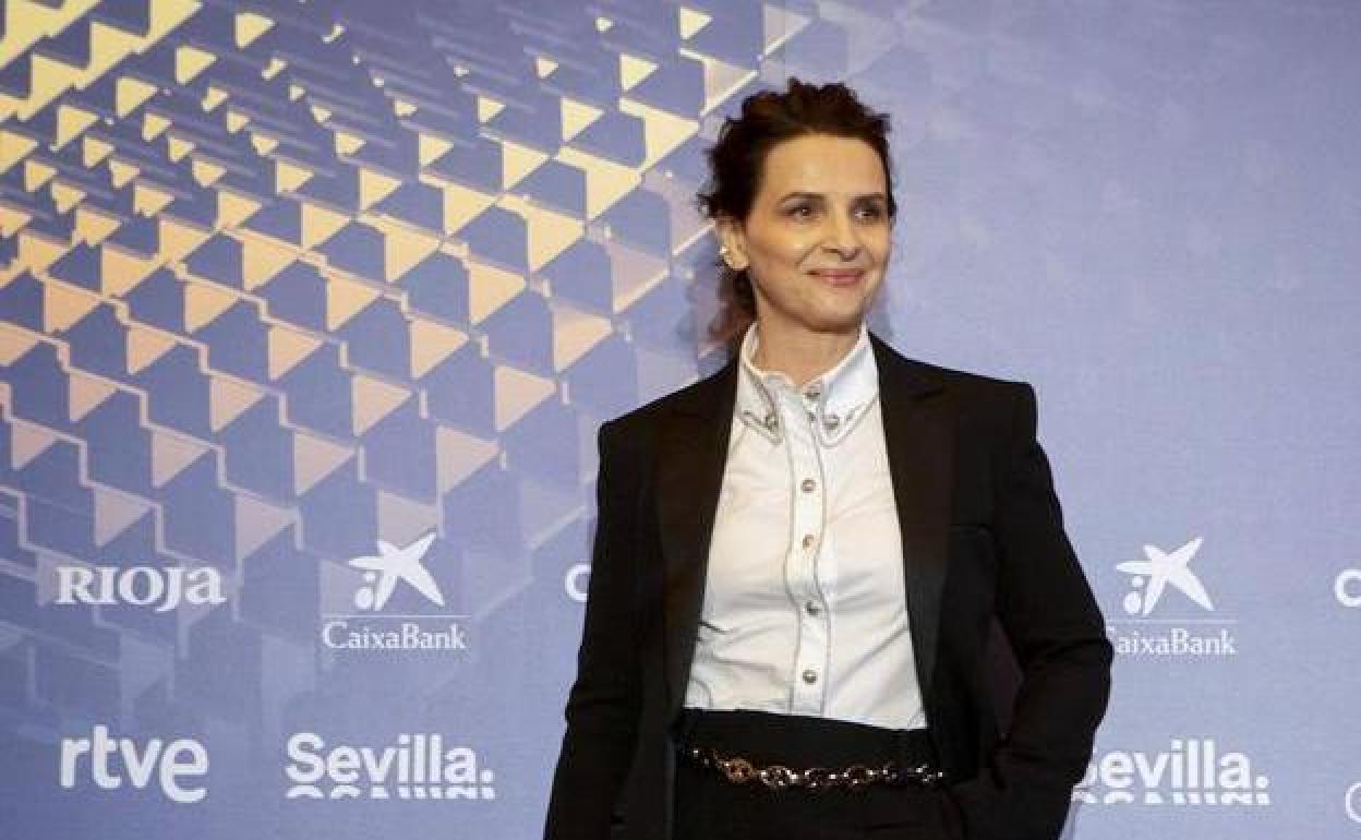 La actriz Juliette Binoche en la rueda de prensa en Sevilla