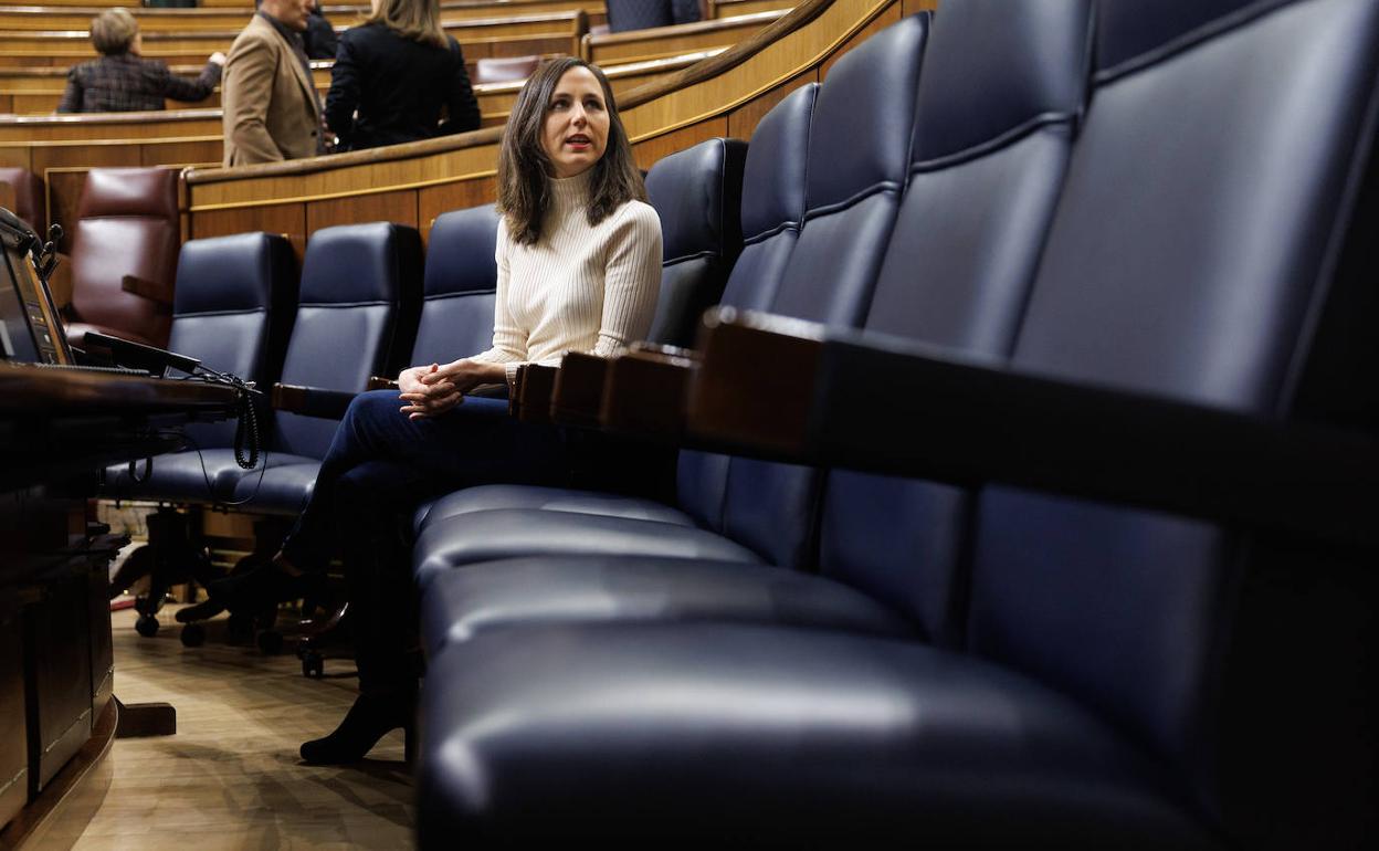 La ministra de Derechos Sociales y Agenda 2023, Ione Belarra, durante una sesión plenaria. 