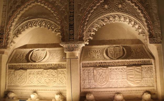 Dos de los sepulcros descubiertos en la iglesia cuellarana de San Esteban. 