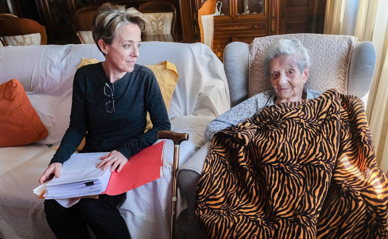 Yolanda, con su madre Ángela, en su domicilio de Valladolid. 