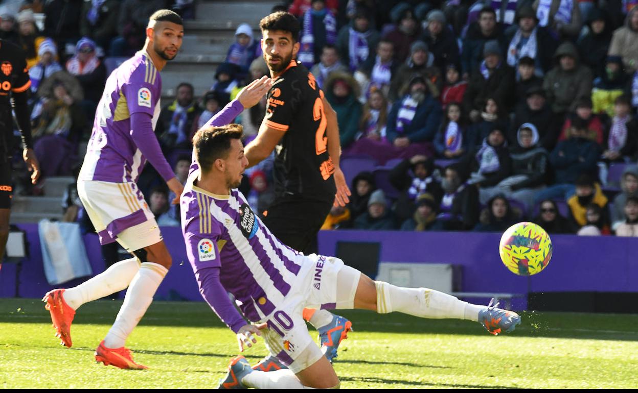 Plano trata de chutar según llega el balón durante el partido frente al Valencia. 