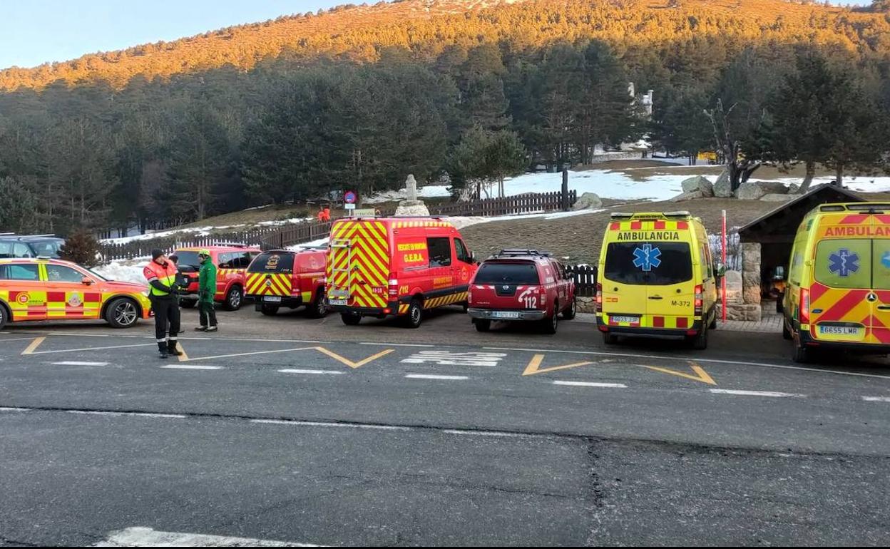 Dispositivo asistencial, de emergerncias, de bomberos y Guardia Civil de Madrid en Cotos, este sábado. 