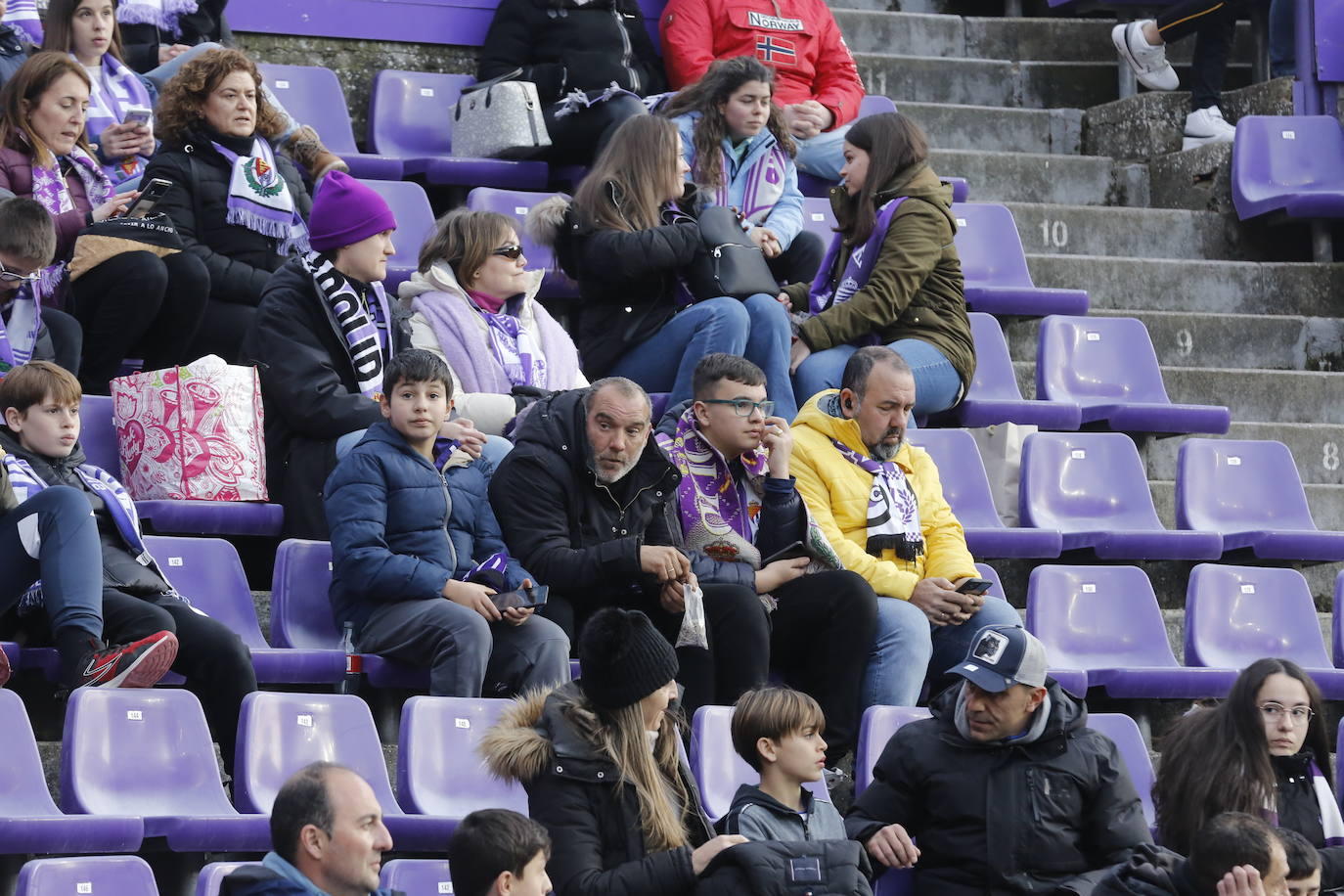 Fotos: Búscate en la grada del partido del Real Valladolid ante Osasuna (1/5)