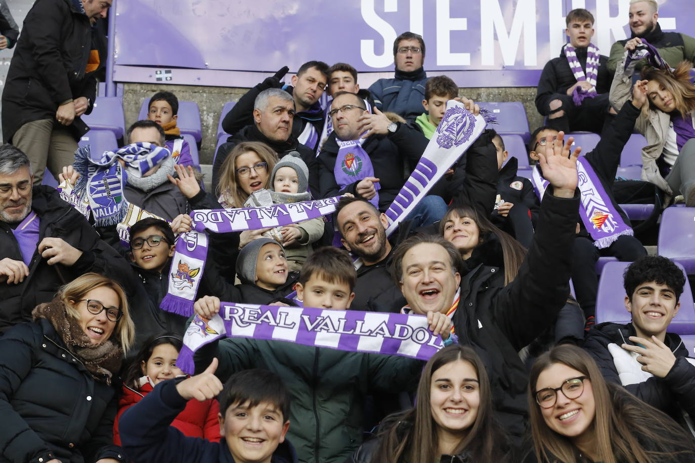 Fotos: Búscate en la grada del partido del Real Valladolid ante Osasuna (4/5)