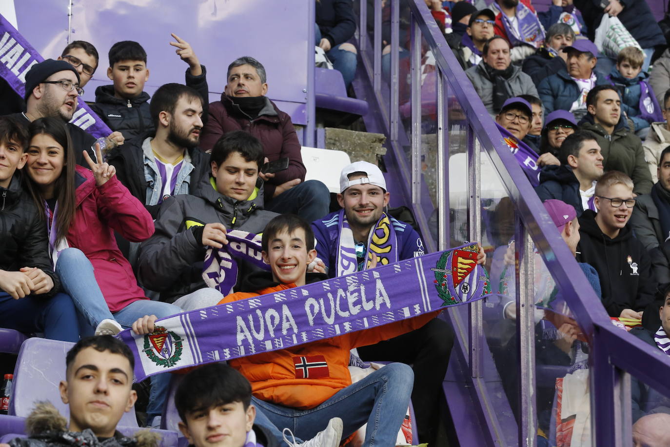 Fotos: Búscate en la grada del partido del Real Valladolid ante Osasuna (4/5)