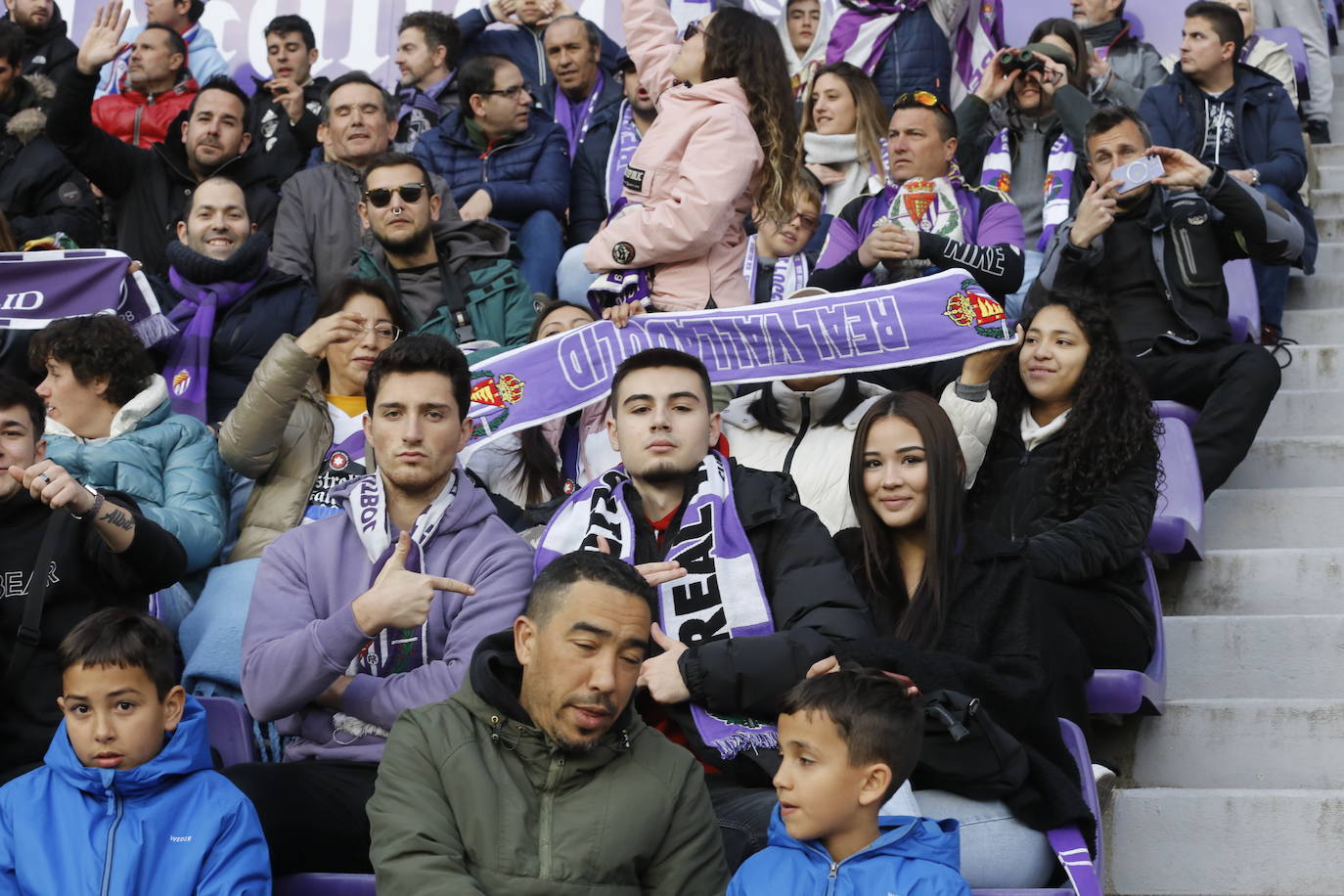 Fotos: Búscate en la grada del partido del Real Valladolid ante Osasuna (4/5)