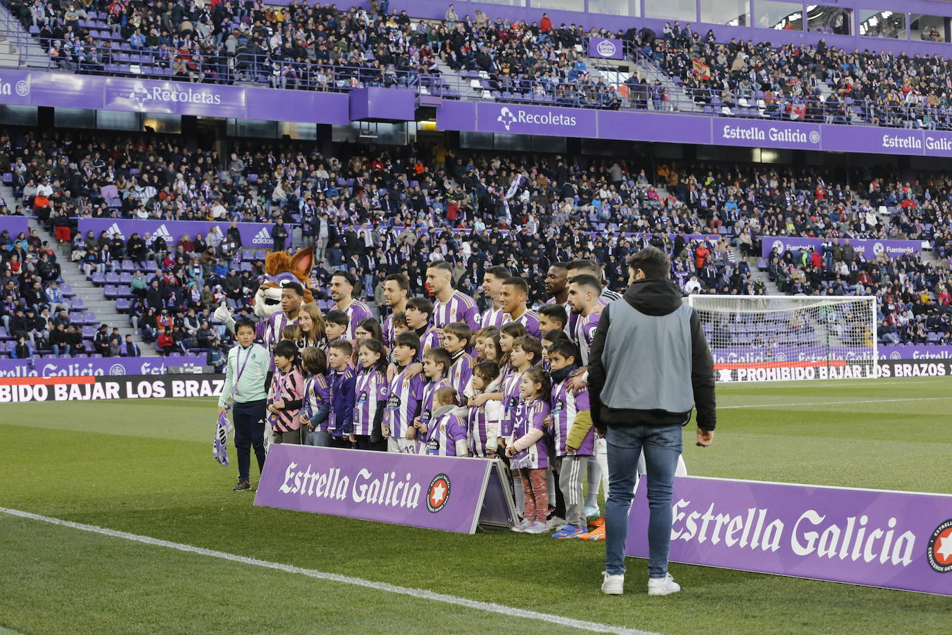 Fotos: Búscate en la grada del partido del Real Valladolid ante Osasuna (5/5)