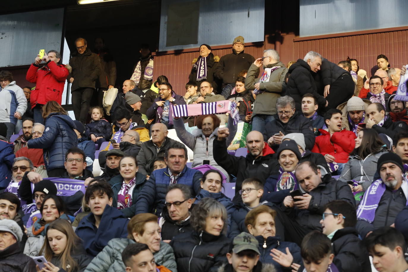 Fotos: Búscate en la grada del partido del Real Valladolid ante Osasuna (2/5)