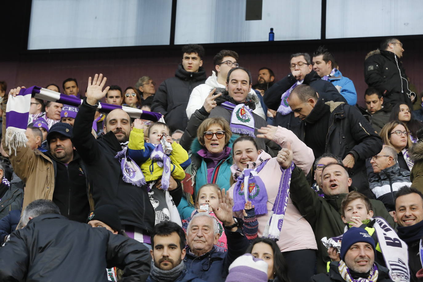 Fotos: Búscate en la grada del partido del Real Valladolid ante Osasuna (3/5)