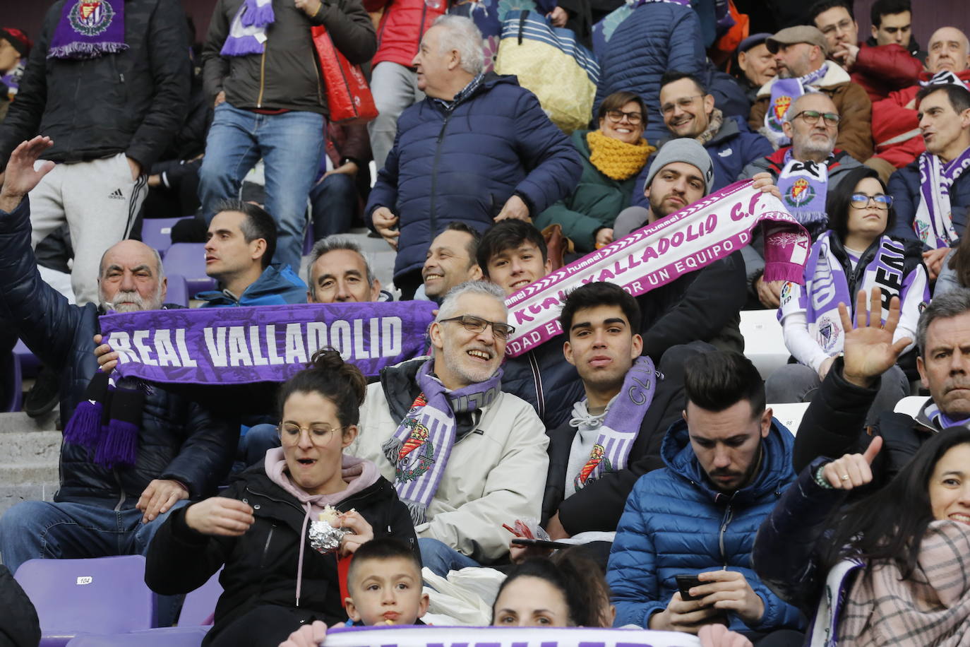 Fotos: Búscate en la grada del partido del Real Valladolid ante Osasuna (3/5)