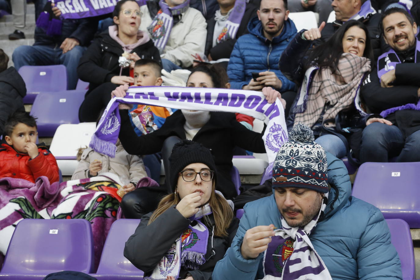 Fotos: Búscate en la grada del partido del Real Valladolid ante Osasuna (3/5)