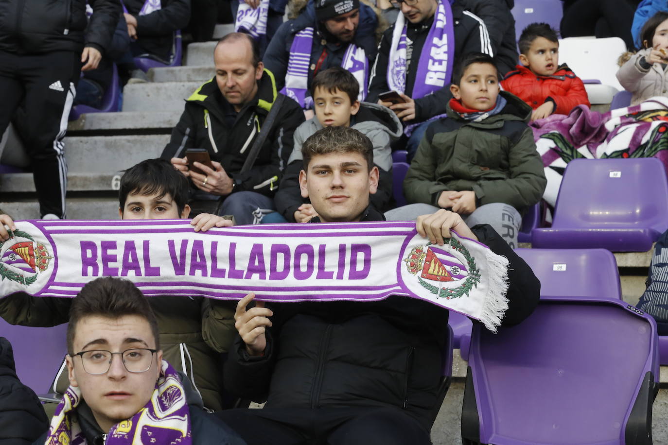 Fotos: Búscate en la grada del partido del Real Valladolid ante Osasuna (3/5)