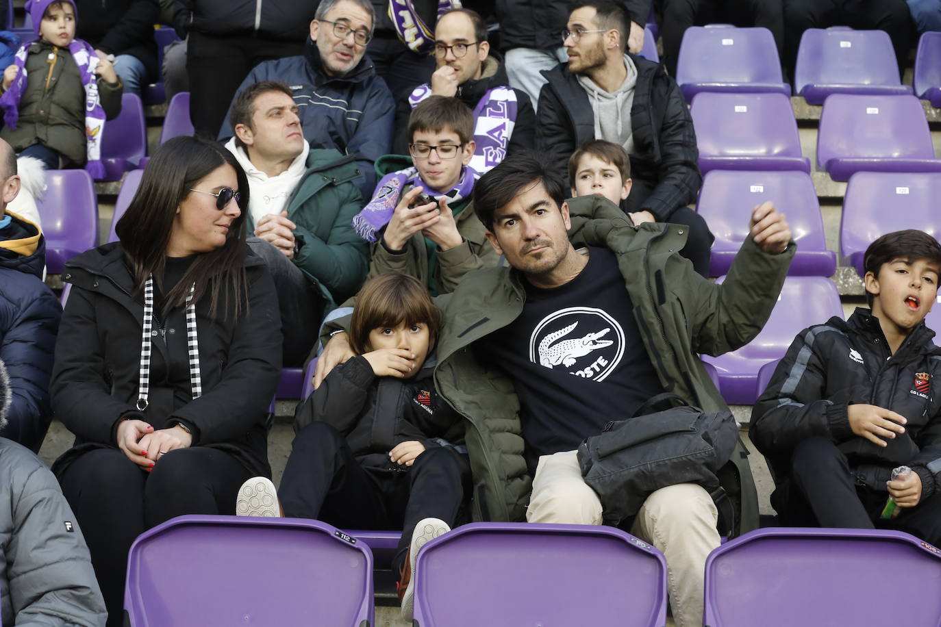 Fotos: Búscate en la grada del partido del Real Valladolid ante Osasuna (3/5)