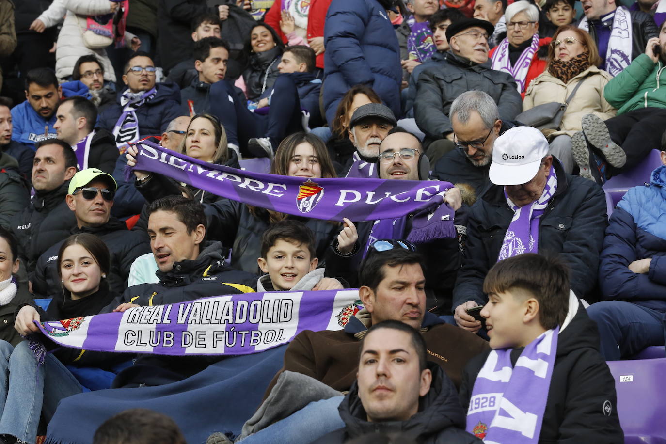 Fotos: Búscate en la grada del partido del Real Valladolid ante Osasuna (3/5)