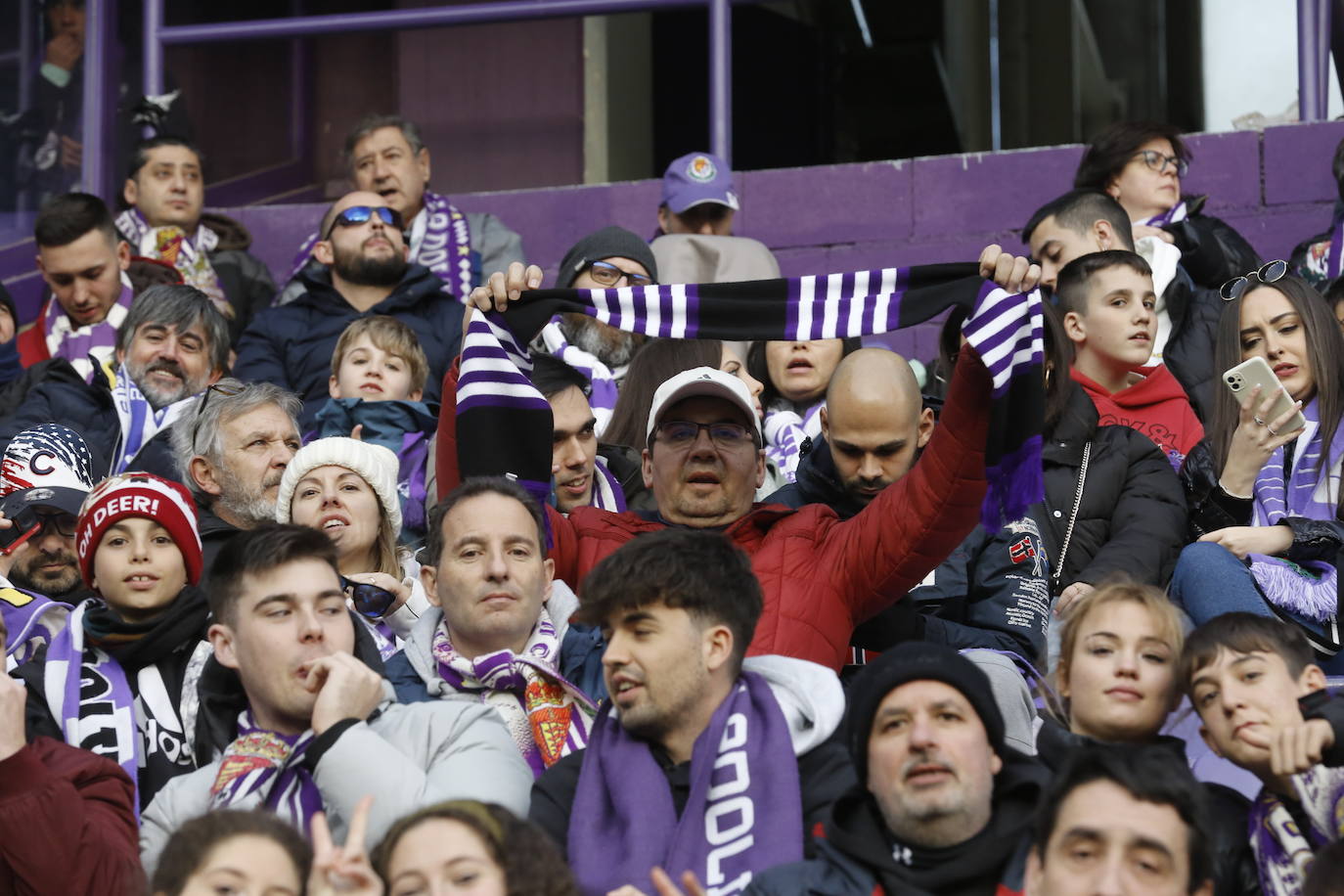 Fotos: Búscate en la grada del partido del Real Valladolid ante Osasuna (4/5)