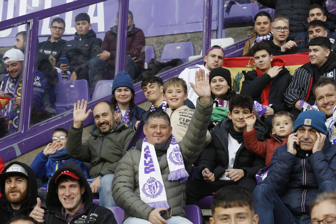 Fotos: Búscate en la grada del partido del Real Valladolid ante Osasuna (4/5)