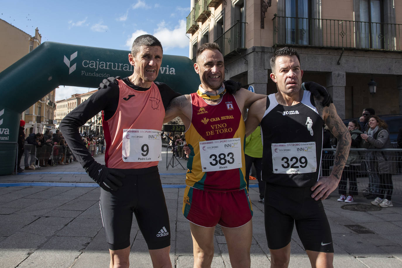 Álvaro Conde ha sido el primero en cruzar la línea de meta situada en el Azoguejo de Segovia. 