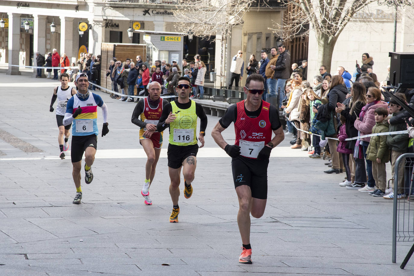 Álvaro Conde ha sido el primero en cruzar la línea de meta situada en el Azoguejo de Segovia. 