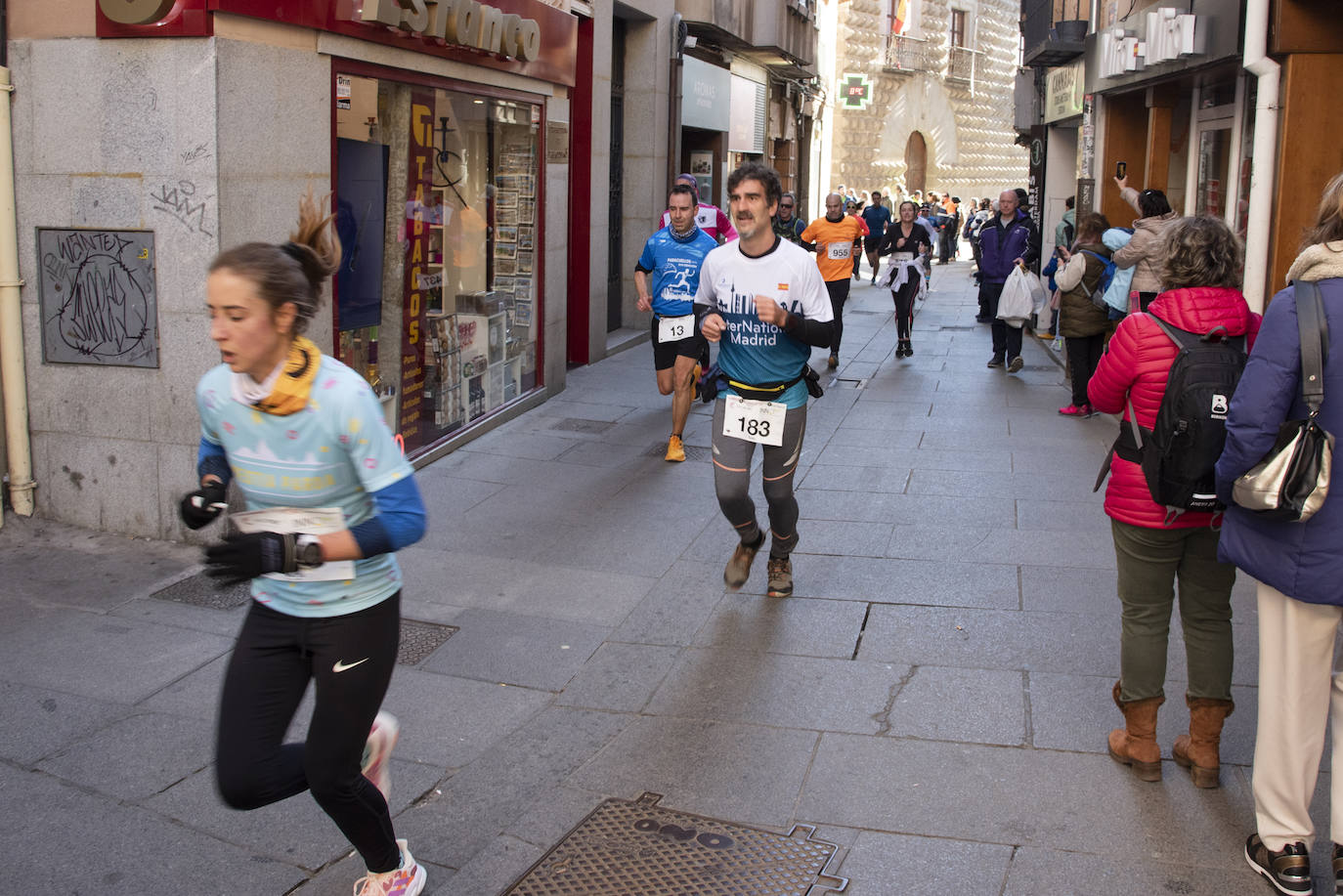 Álvaro Conde ha sido el primero en cruzar la línea de meta situada en el Azoguejo de Segovia. 