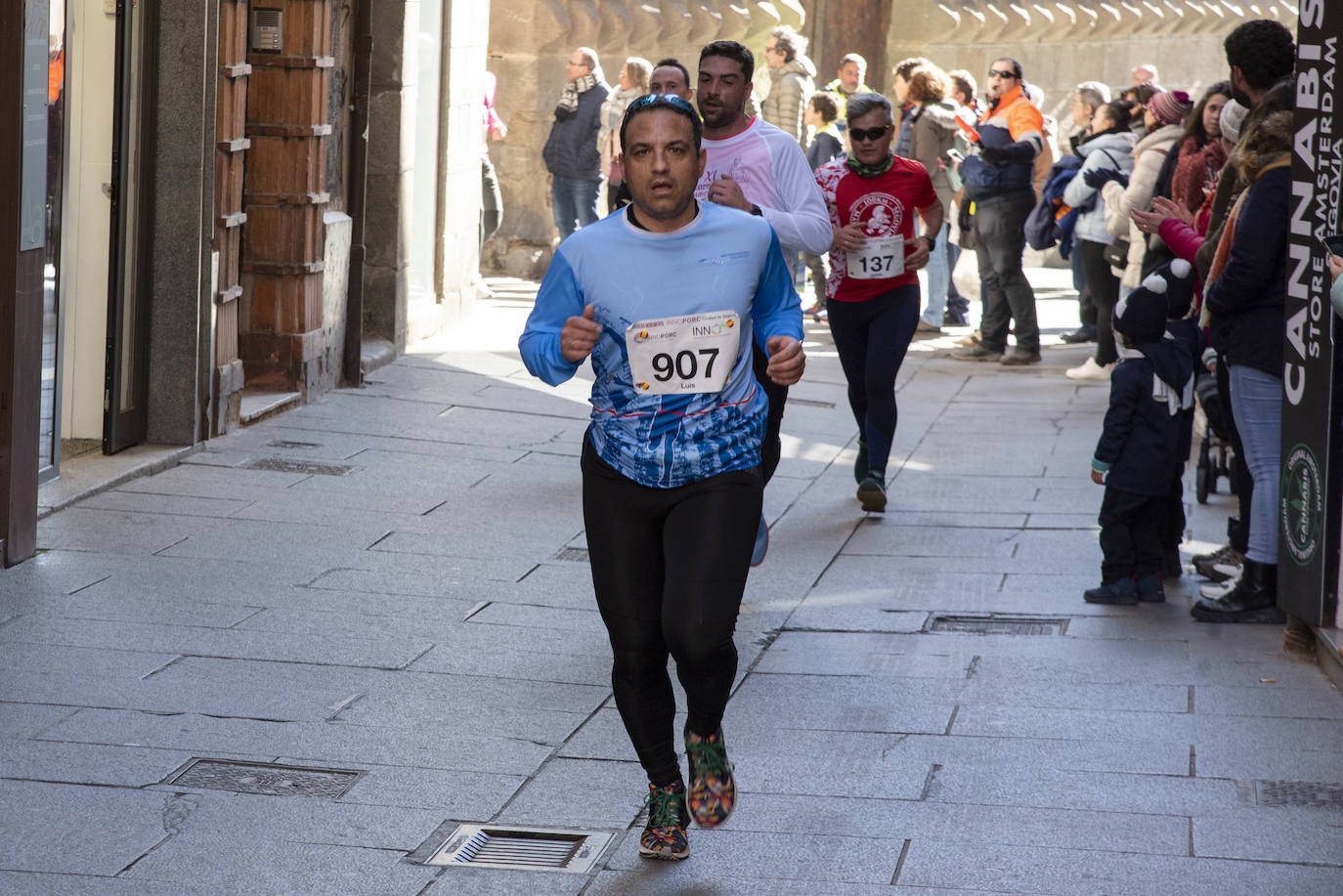 Álvaro Conde ha sido el primero en cruzar la línea de meta situada en el Azoguejo de Segovia. 
