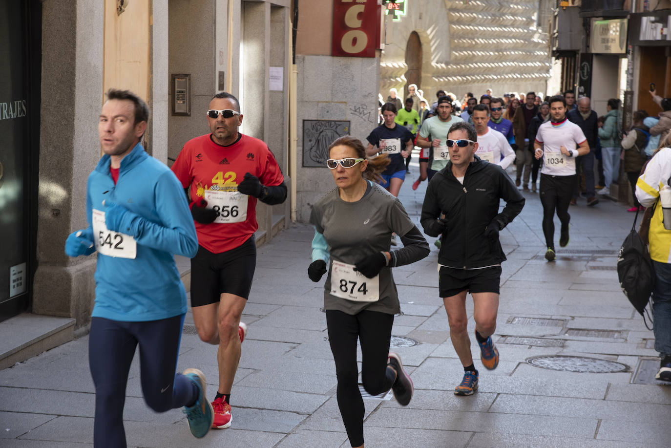 Álvaro Conde ha sido el primero en cruzar la línea de meta situada en el Azoguejo de Segovia. 