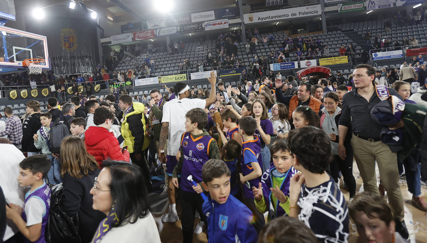 La plantilla morada recibe con alegría y efusividad el título ante el MoraBanc Andorra