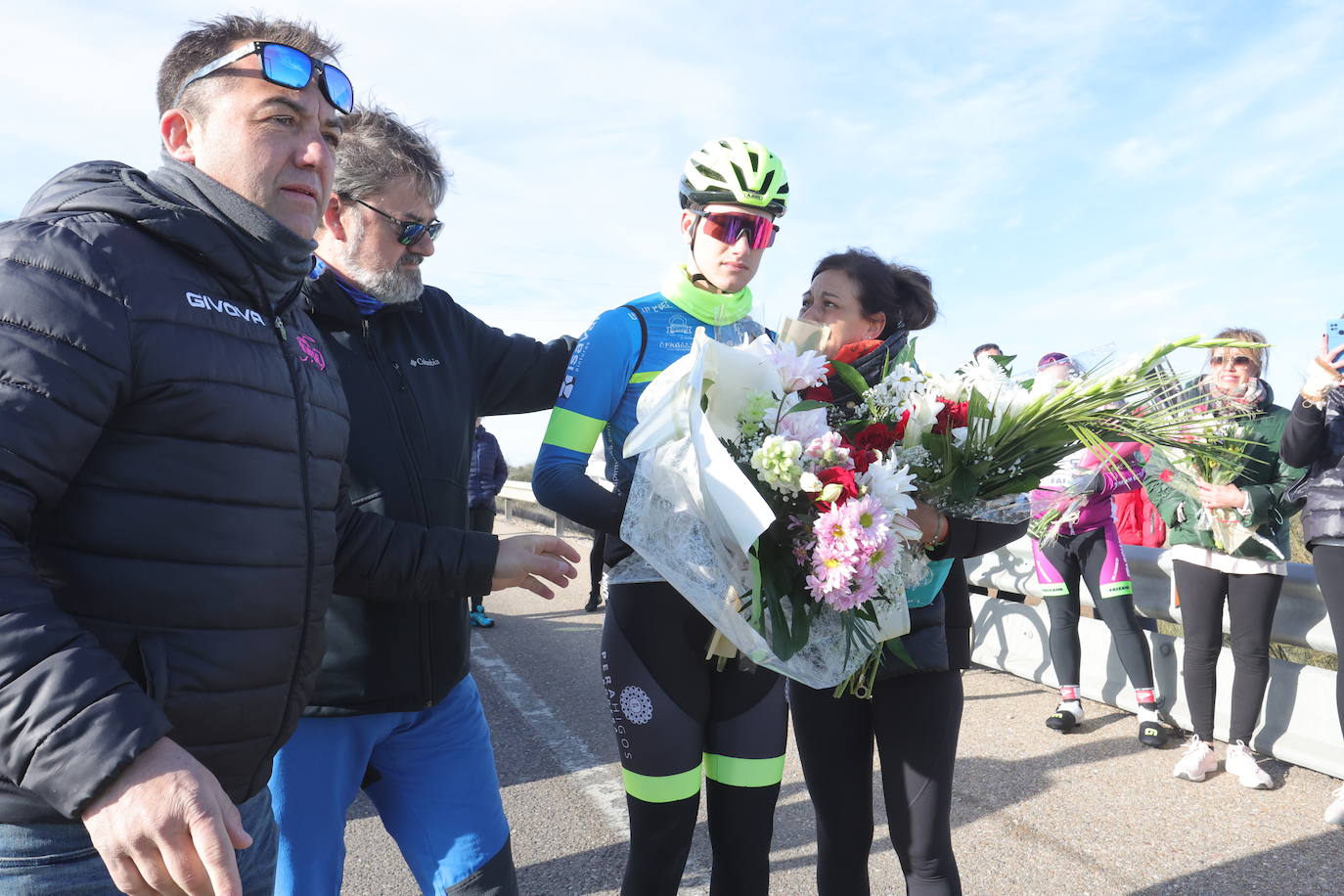 Fotos: Un tributo en bicicleta convierte en altar el lugar del accidente de Estela Domínguez