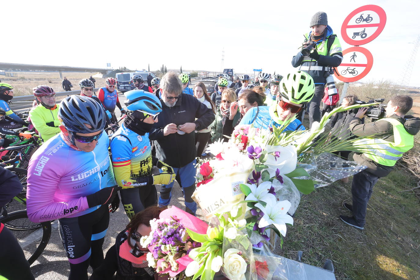 Fotos: Un tributo en bicicleta convierte en altar el lugar del accidente de Estela Domínguez