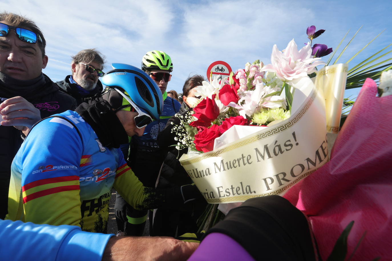 Fotos: Un tributo en bicicleta convierte en altar el lugar del accidente de Estela Domínguez