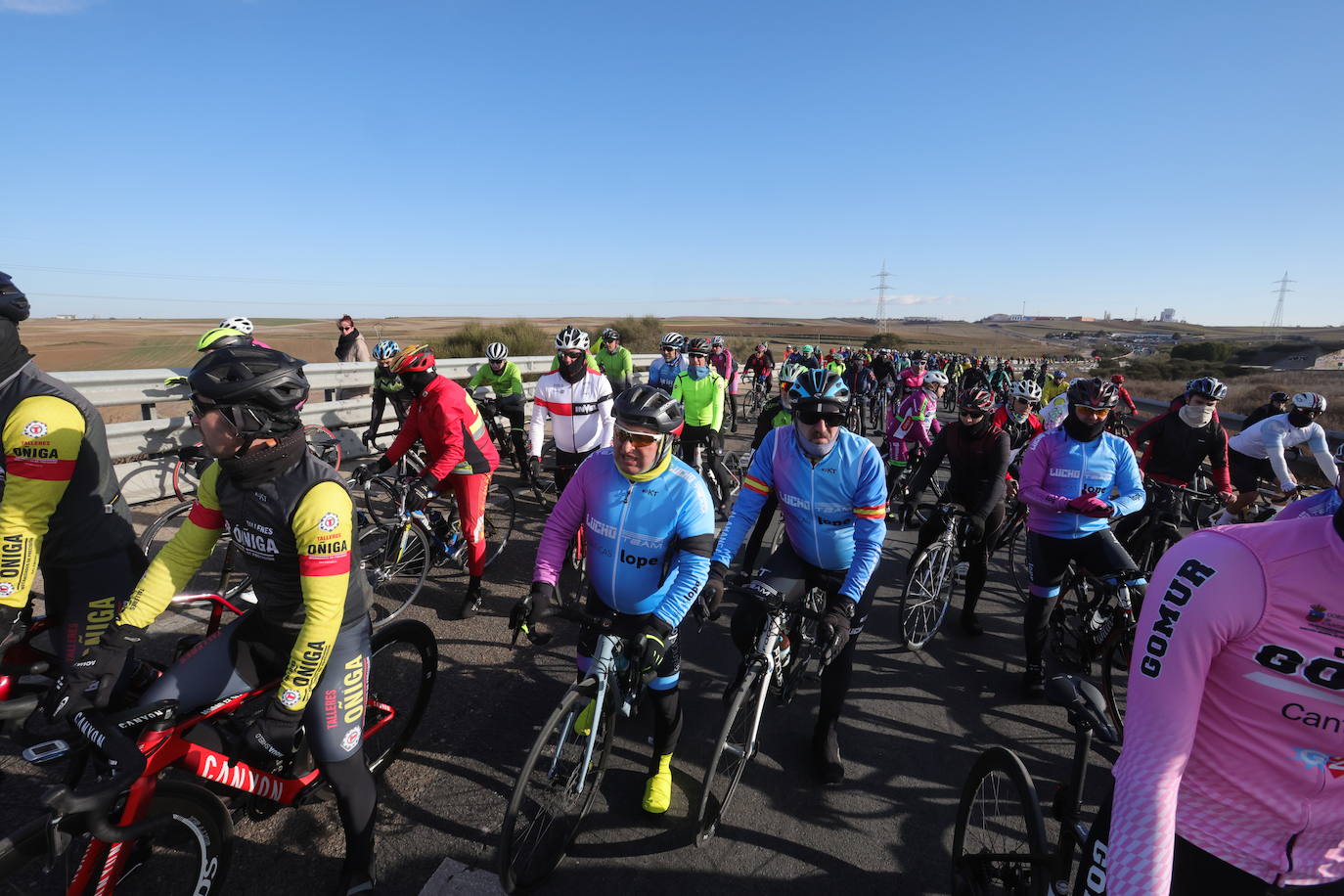 Fotos: Un tributo en bicicleta convierte en altar el lugar del accidente de Estela Domínguez