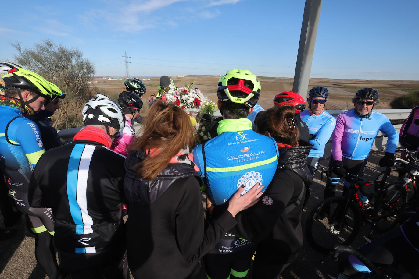 Fotos: Un tributo en bicicleta convierte en altar el lugar del accidente de Estela Domínguez