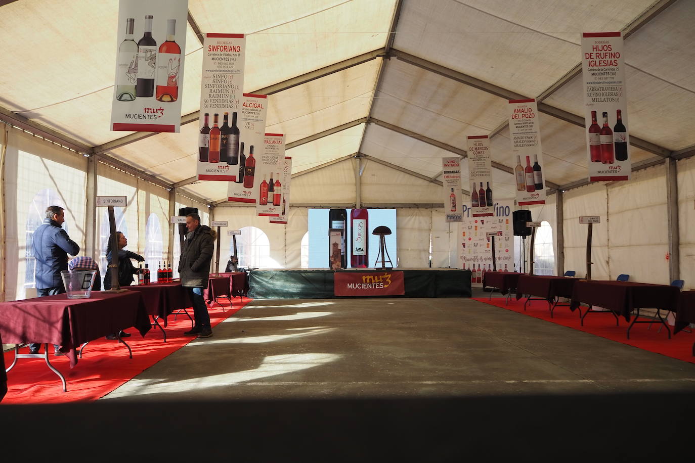 Subasta de la taza de plata, emblema de Mucientes, durante la Fiesta del Primer Vino 