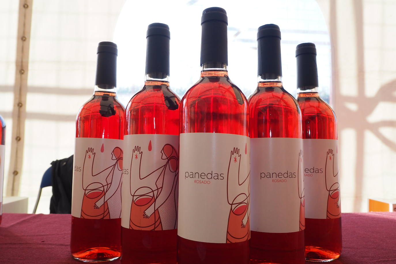 Subasta de la taza de plata, emblema de Mucientes, durante la Fiesta del Primer Vino 