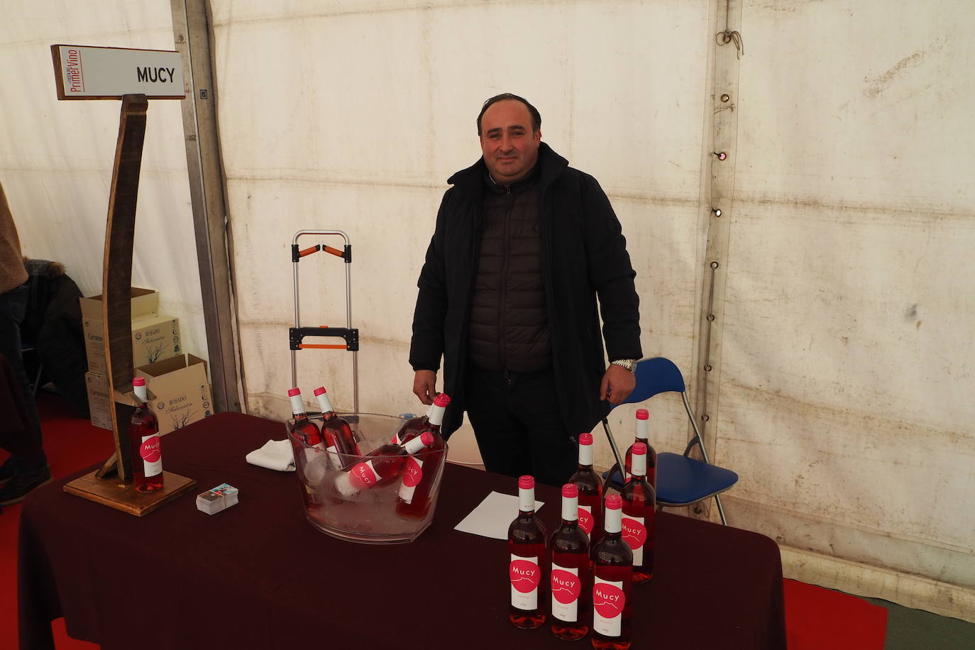 Subasta de la taza de plata, emblema de Mucientes, durante la Fiesta del Primer Vino 