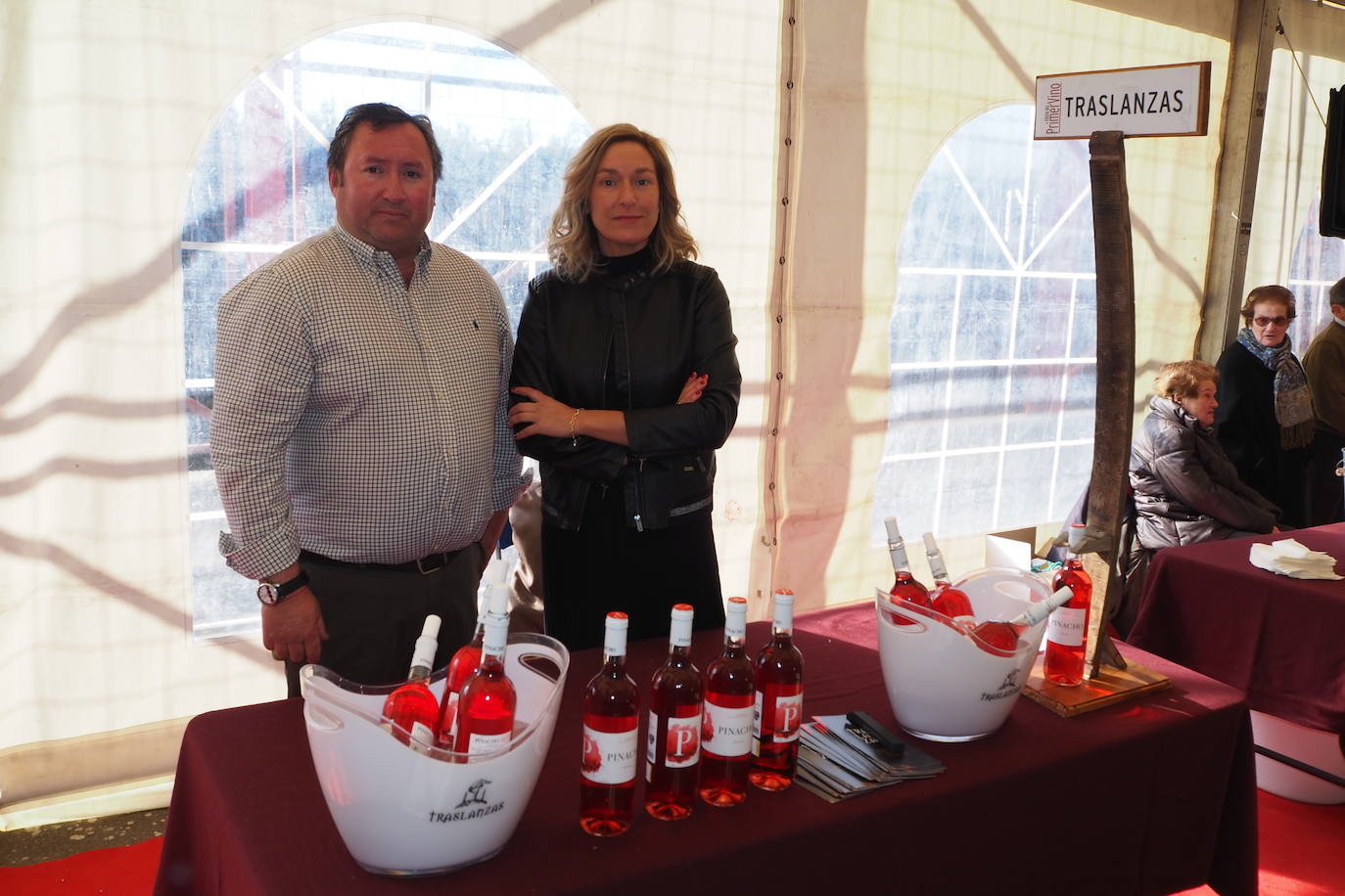 Subasta de la taza de plata, emblema de Mucientes, durante la Fiesta del Primer Vino 