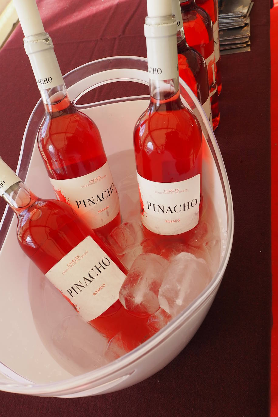 Subasta de la taza de plata, emblema de Mucientes, durante la Fiesta del Primer Vino 