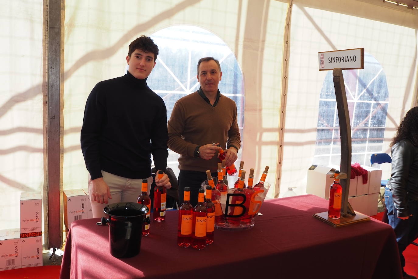 Subasta de la taza de plata, emblema de Mucientes, durante la Fiesta del Primer Vino 