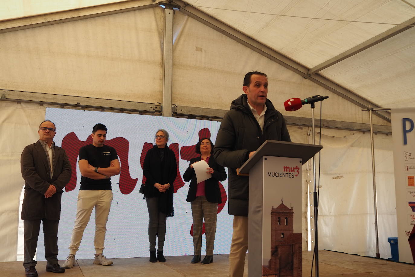 Subasta de la taza de plata, emblema de Mucientes, durante la Fiesta del Primer Vino 